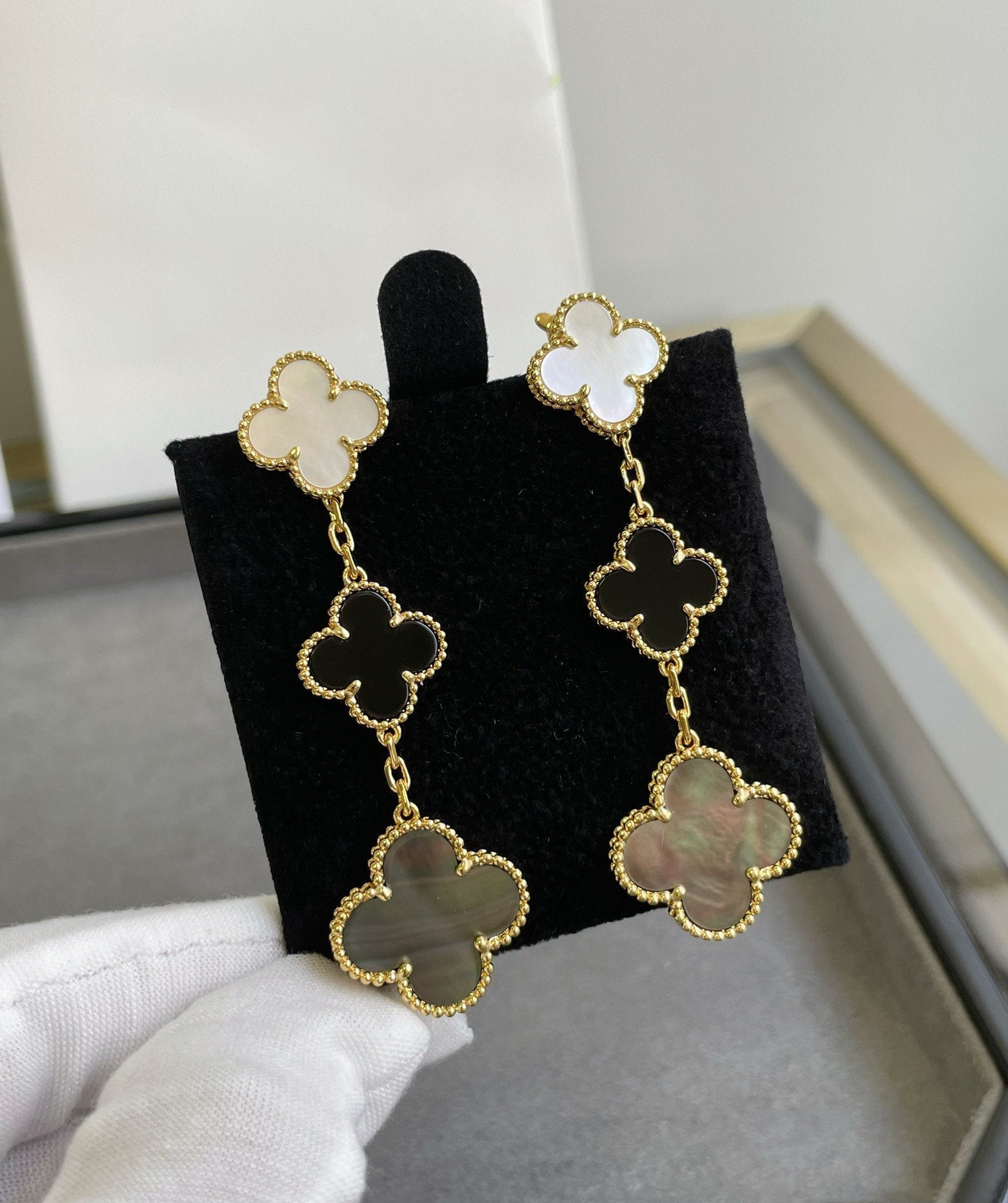 VCA CLOVER 3 MOTIF MOP ONYX DARK MOP PINK GOLD EARRINGS
