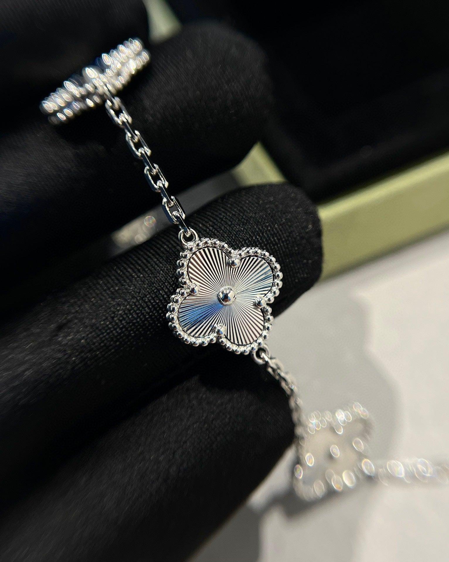 VCA CLOVER 5 MOTIF LASER BRACELET COLLECTION